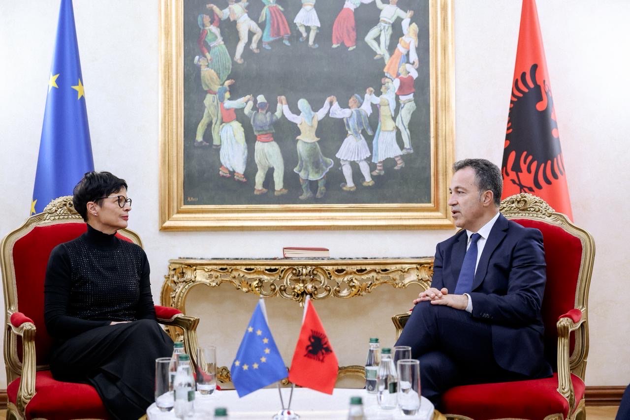 Povjerenica za proširenje Marta Kos i predsjednik albanskog parlamenta Niko Peleshi