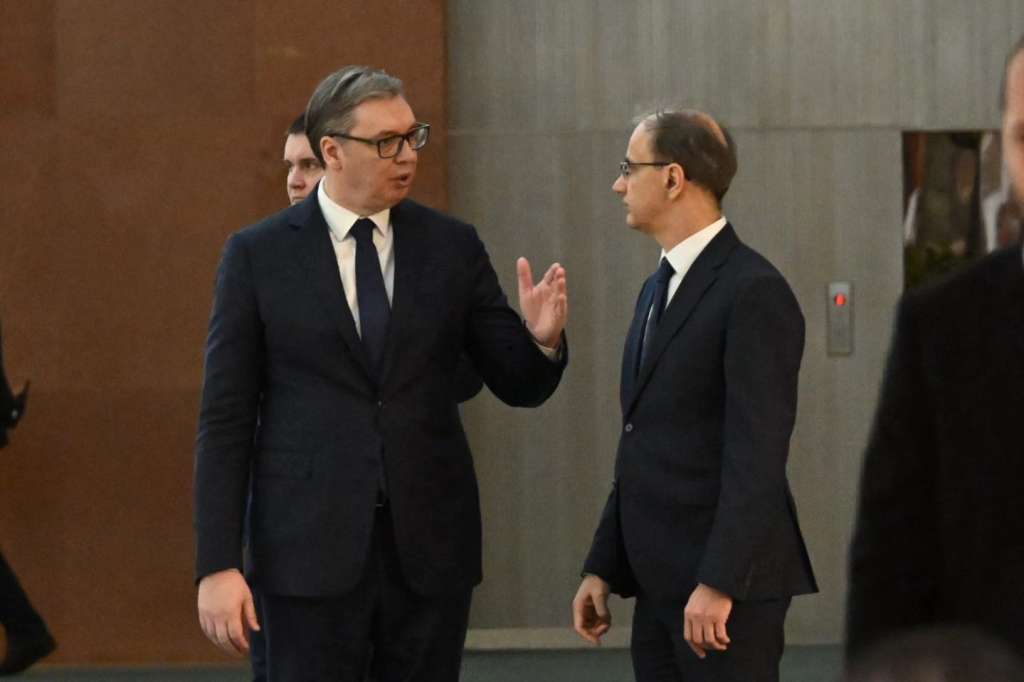 Aleksandar Vučić i Đuro Macut sjednica Vlade Srbije.