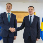 Voditelje ureda Europske unije (EU) na Kosovu Aivio Orav i premijer Kosova Albin Kurti.